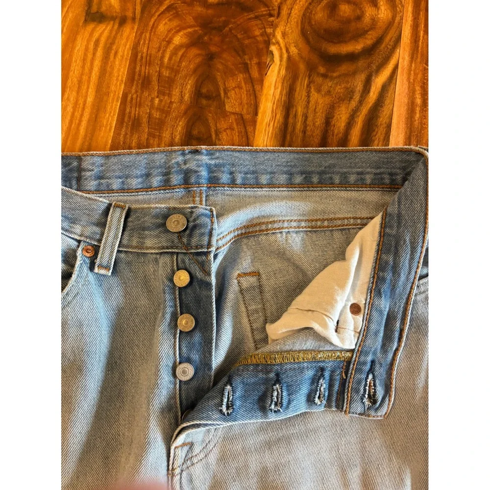 Levis 501 Original Fit Jeans Light Wash Blue Denim Straight Leg 31x32 Mens